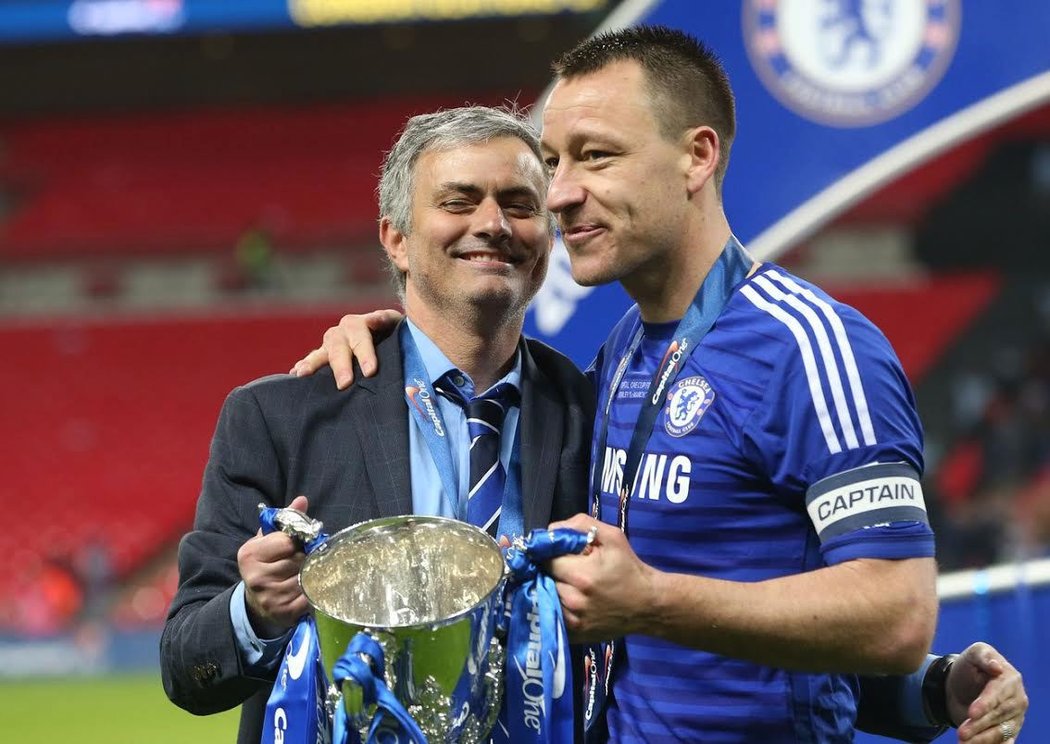 To se ještě smáli. Trenér José Mourinho a kapitán John Terry po letošním triumfu v Ligovém poháru.