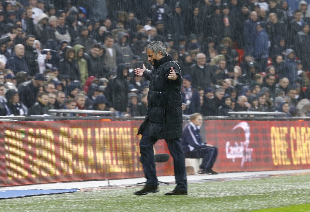 Trenér Chelsea José Mourinho se při finále Ligového poháru procházel v hustém dešti