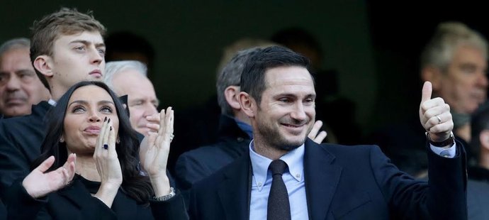 Frank Lampard s manželkou Christine  se vrátil na Chelsea