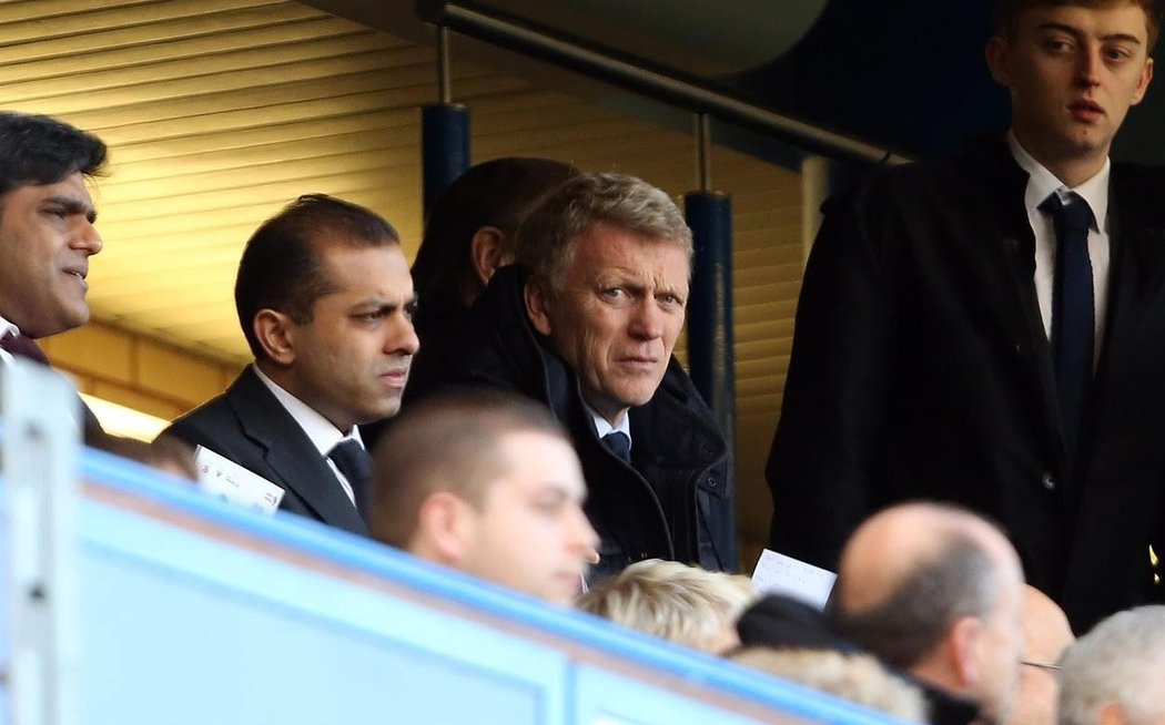 Bývalý trenér Manchesteru United a Evertonu David Moyes na stadionu Chelsea