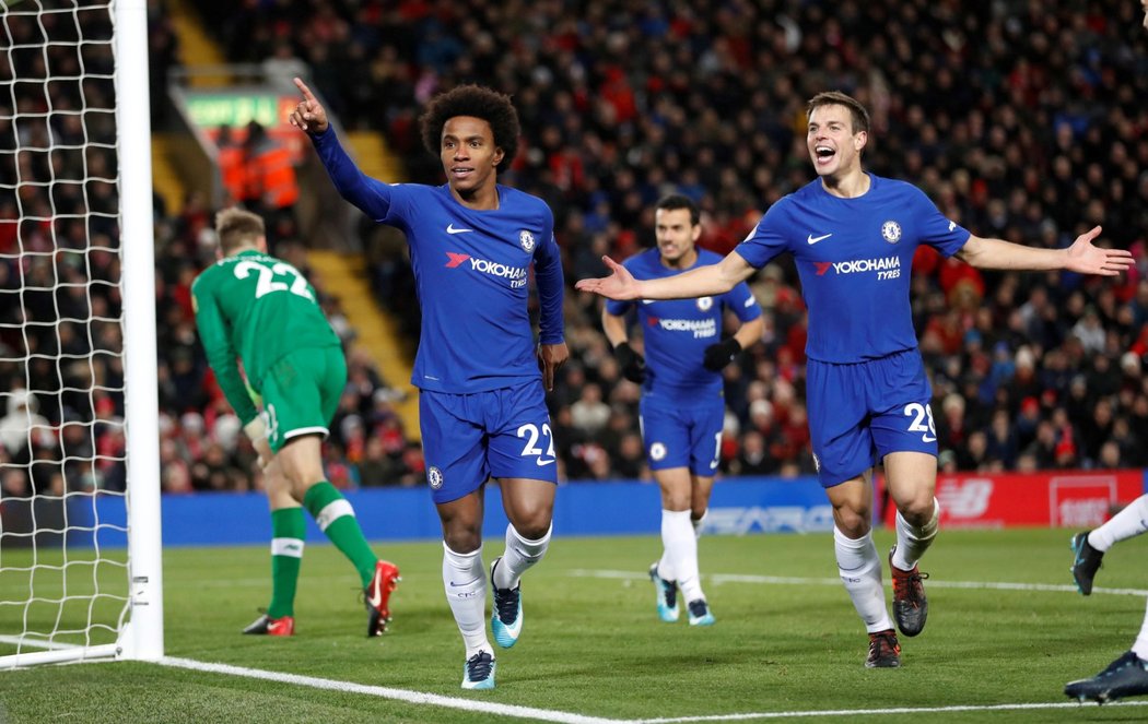 Willian slaví trefu, která rozhodla o remíze Chelsea s Liverpoolem