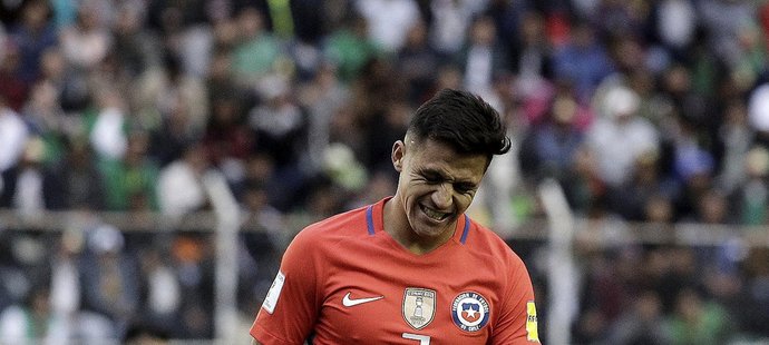 Alexis Sánchez v chilském dresu při porážce v Bolívii