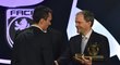 Marcel Chládek ještě jako ministr školství předává cenu pro Fotbalistu roku Davidu Lafatovi