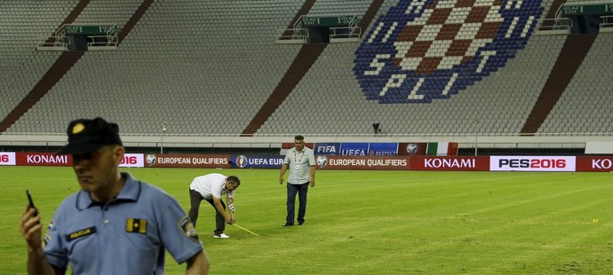 Pořadatelé se snaží o přestávce zakrýt hákový kříž na hřišti