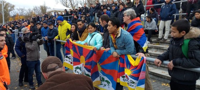 Diváci při zápase čínské reprezentace do 20 let roztáhli v hledišti tibetské vlajky, což způsobilo rozruch