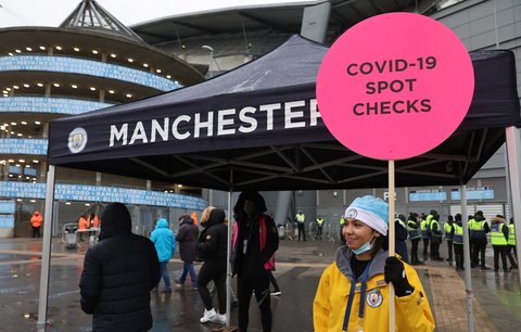 Covidová kontrola na stadionu Manchesteru City