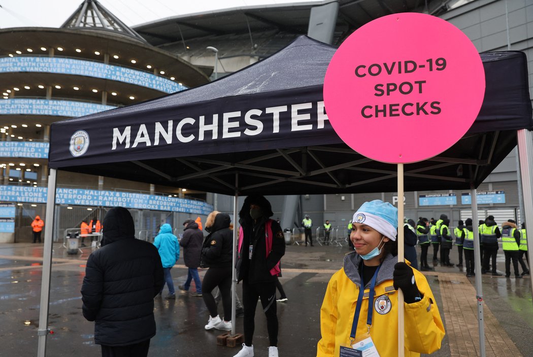 Covidová kontrola na stadionu Manchesteru City