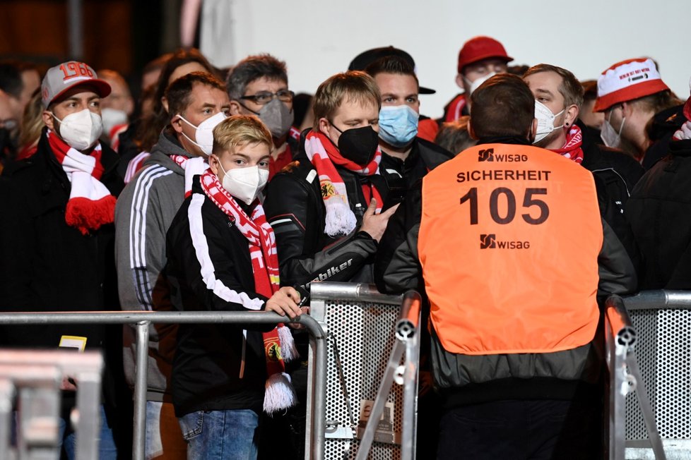 Fotbalové utkání 1.FC Union Berlin a Hertha BSC: Ochranka kontroluje očkování.