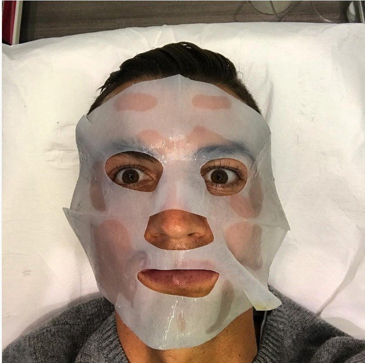 Cristiano Ronaldo se fanouškům pochlubil zkrášlující maskou