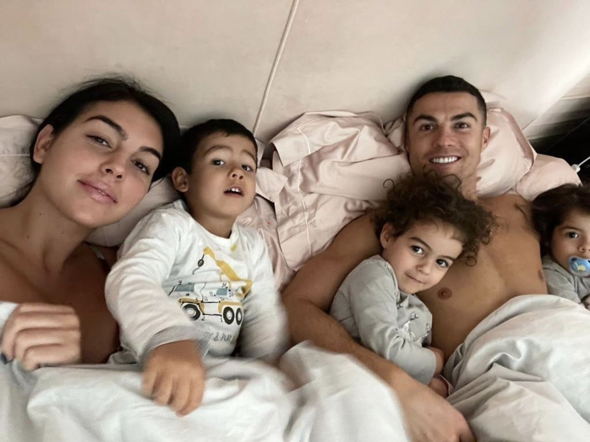 Cristiano Ronaldo se svojí partnerkou a dětmi