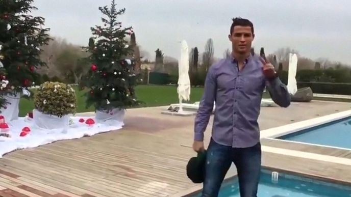 Cristiano ve své vile na madridském předměstí La Finca zaujal soukromým betlémkem s červenými muchomůrkami