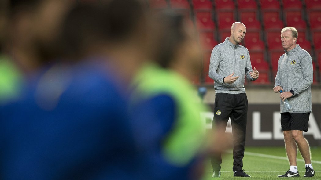 Trenér Jordi Cruyff a bývalý trenér anglické reprezentace Steve McClaren, který v Maccabi působí jako konzultant