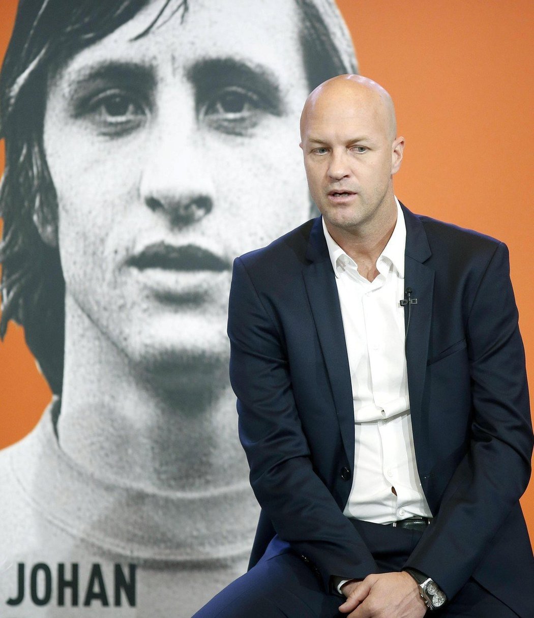 Jordi Cruijff před portrétem svého otce Johana