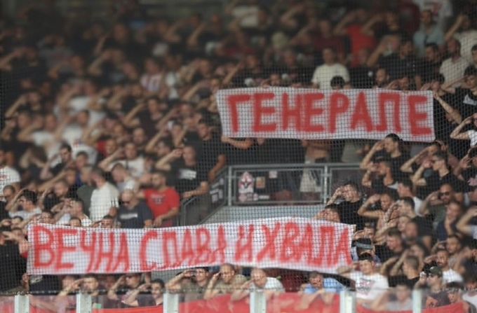 Kontroverzní transparent v Plzni. Hosté oslavovali v den úmrtí válečného zločince Mladiče Kontroverzní transparent v Plzni. Hosté oslavovali v den úmrtí válečného zločince Mladiče
