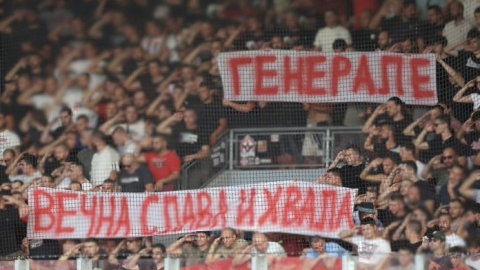 Kontroverzní transparent fanoušků CZ Bělehrad v Plzni odkazjící na úmrtí Ratka Mladiče