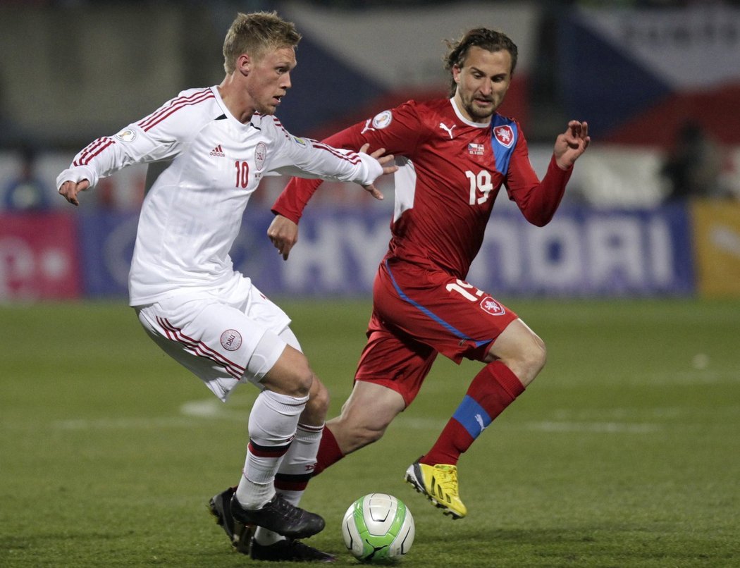 Petr Jiráček doráží na Nicolaie Jorgensena během porážky s Dánskem