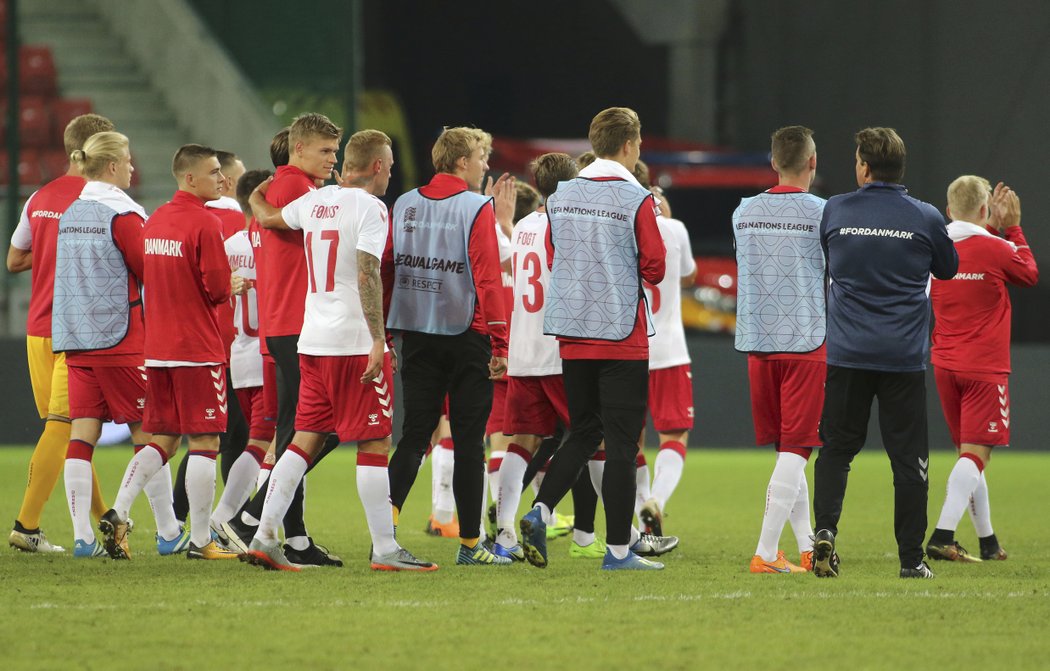 Dánští fotbalisté po porážce na Slovensku
