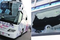 Slavia vyčíslila škodu na autobusu po šíleném útoku sparťanských fans: Půllitr za 70 000!