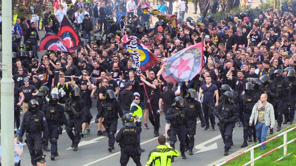 Fotbalové fanoušky usměrňuje policie.