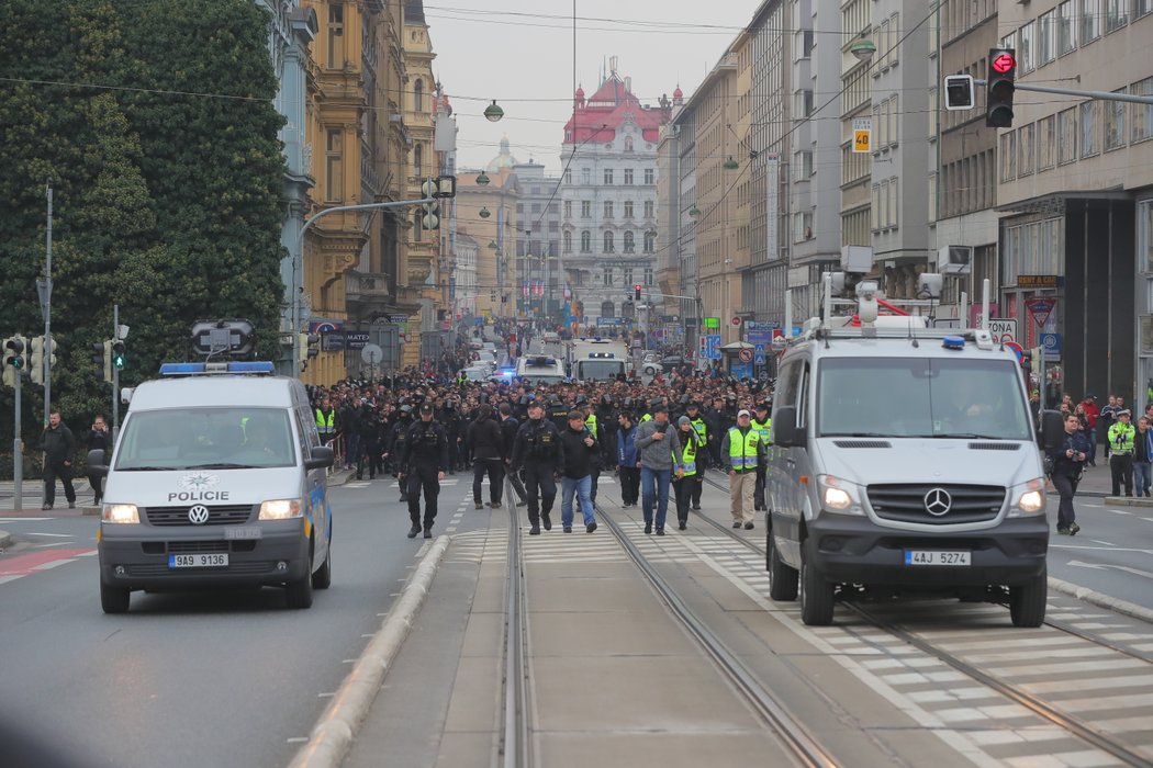 Pochod slávistů na derby se Spartou.