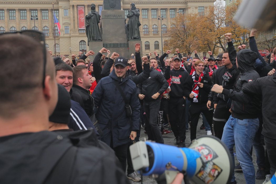 Pochod slávistů na derby se Spartou.