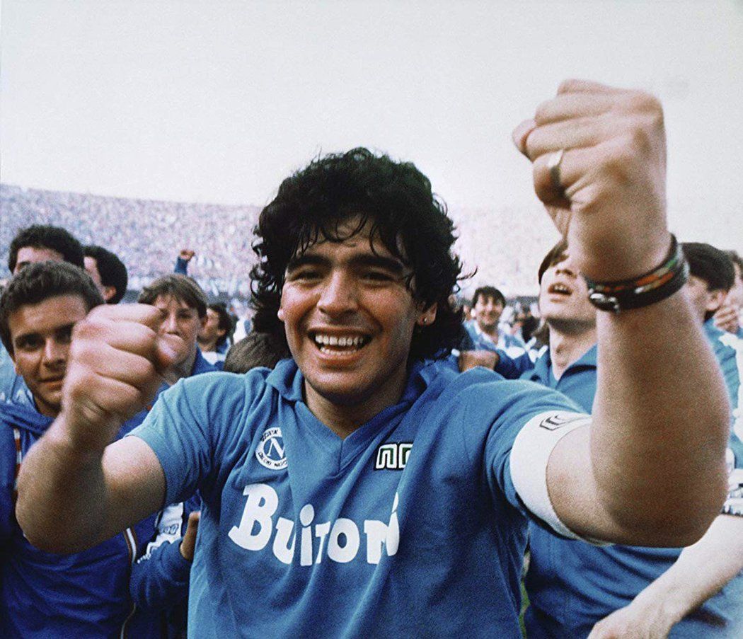 Diego Maradona ve slavných letech, kdy hrál za Neapol