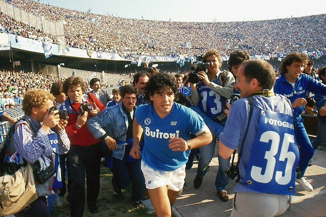 Diego Maradona ve slavných letech, kdy hrál za Neapol