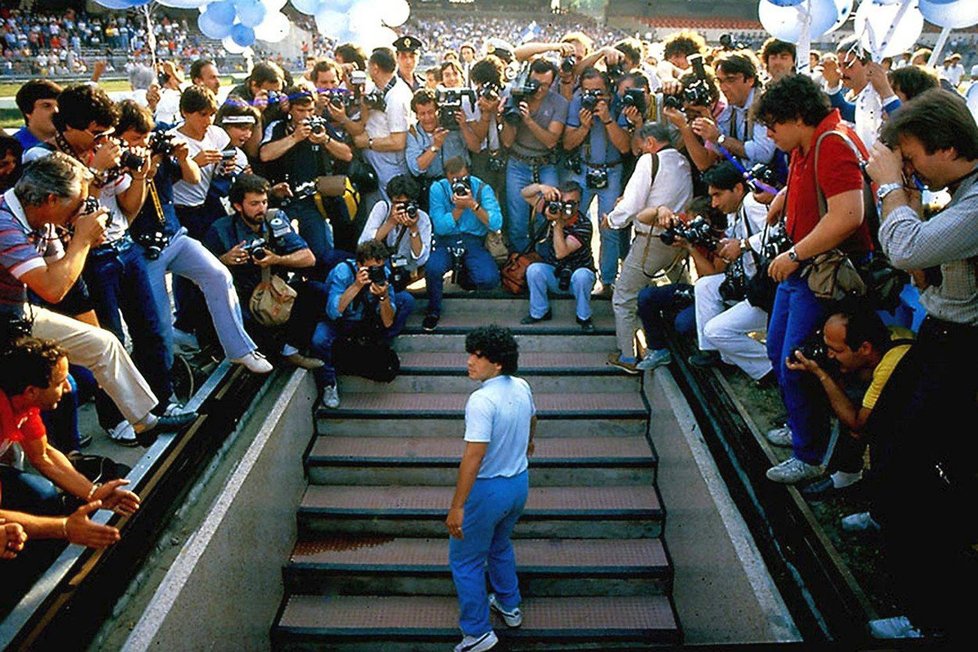 Diego Maradona ve slavných letech, kdy hrál za Neapol