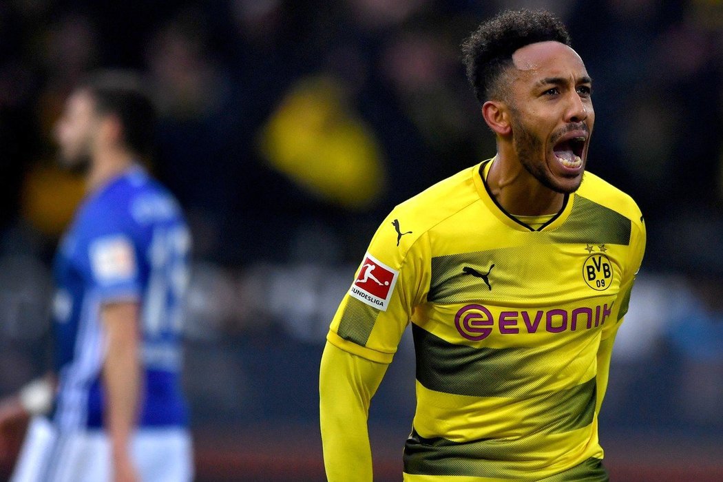 Útočník Dortmundu Pierre-Emerick Aubameyang má po derby se Schalke (4:4) na kontě další škraloup