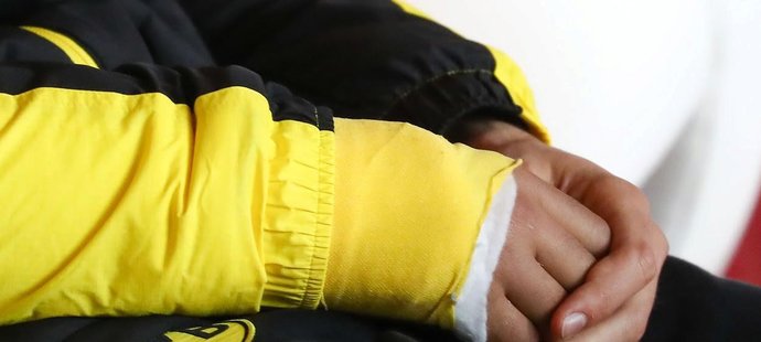 Zraněná ruka obránce Dortmundu Marka Bartry