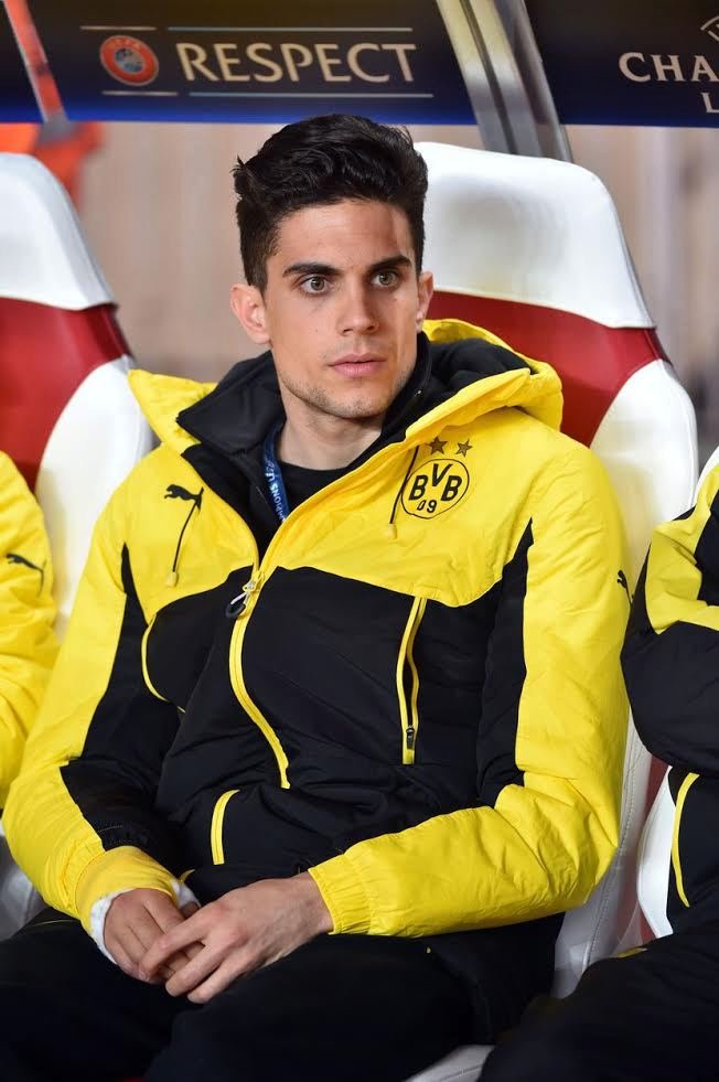 Zraněný obránce Marc Bartra na lavičce Dortmundu při zápase v Monaku