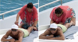 Žádná sexy přítelkyně ani masérka: Ronaldovi dává na Ibize masáž maminka!