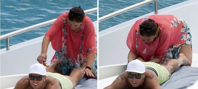 Proč si brát na dovolenou sexy krásky... Cristiano Ronaldo je na Ibize v péči maminky Dolores.