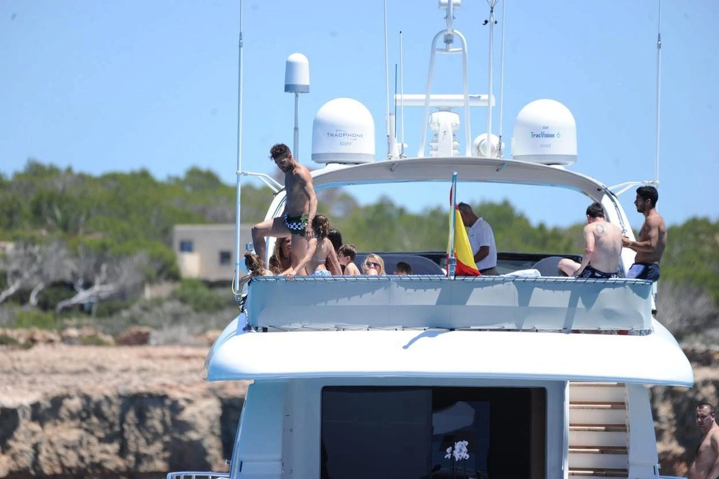 Na luxusní jachtě se sešla exkluzivní fotbalová společnost: Messi, Suárez a Fábregas s rodinami