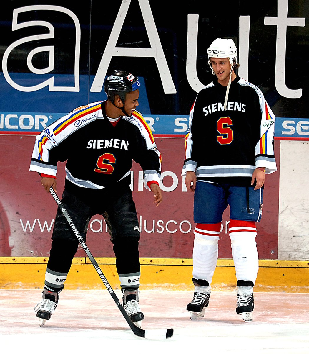 Při posezonním hokejovém zápase stojí Václav Drobný vedle tehdejšího spoluhráče ze Sparty Ludovika Sylvestreho