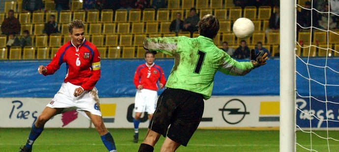 V jednadvacítce patřil Václav Drobný mezi klíčové hráče mužstva, které vybojovalo v roce 2002 evropský titul. Na snímku při zápase s Bulharskem