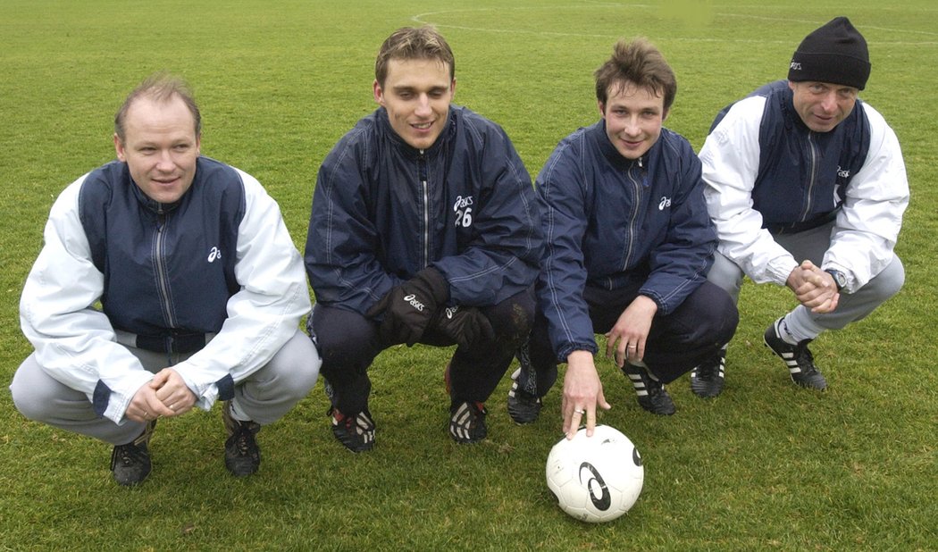 Česká kolonie ve Štrasburku v roce 2002. Zleva trenér Ivan Hašek, Václav Drobný, David Kobylík a asistent Karel Jarolím.