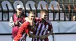 Fotbalisté Žižkova se radují po gólu do sítě Opavy
