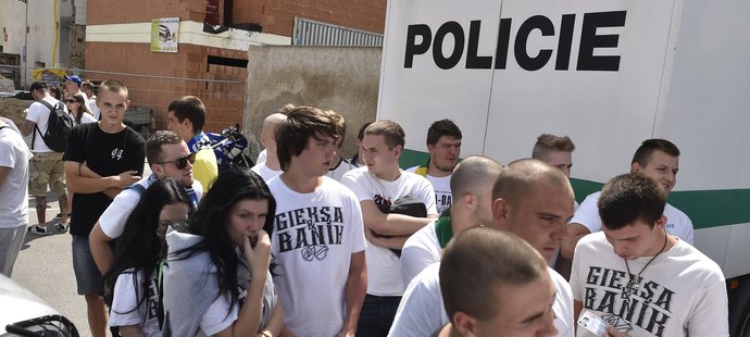 Fanoušci Baníku Ostrava byli po příjezdu do Znojma pod bedlivým policejním dohledem