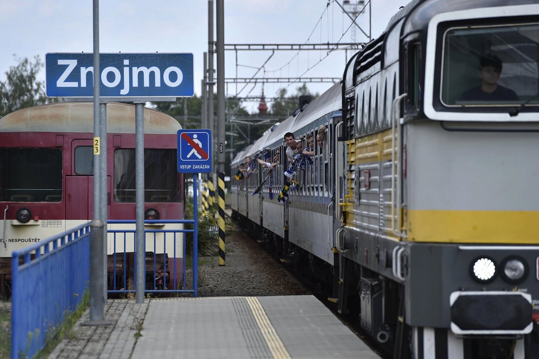 Fanoušci Baníku Ostrava přijíždějí vlakem na druholigové utkání do Znojma