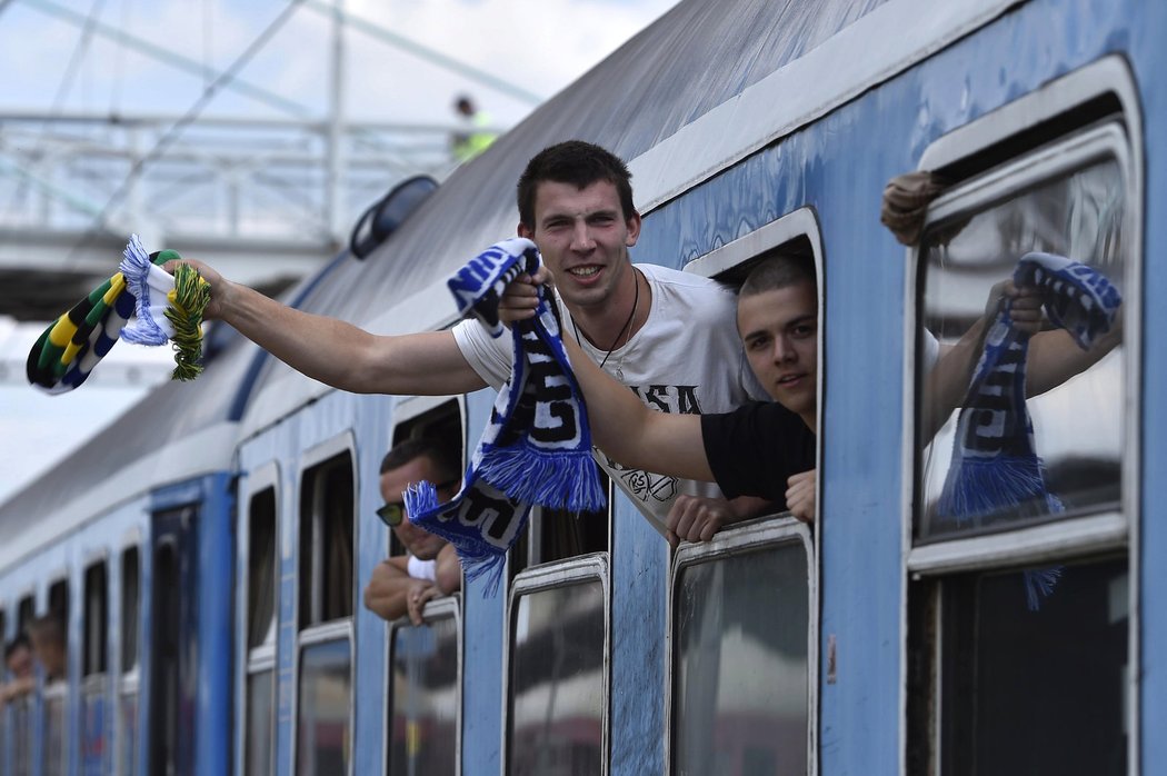 Fanoušci Baníku Ostrava přijíždějí vlakem na druholigové utkání do Znojma