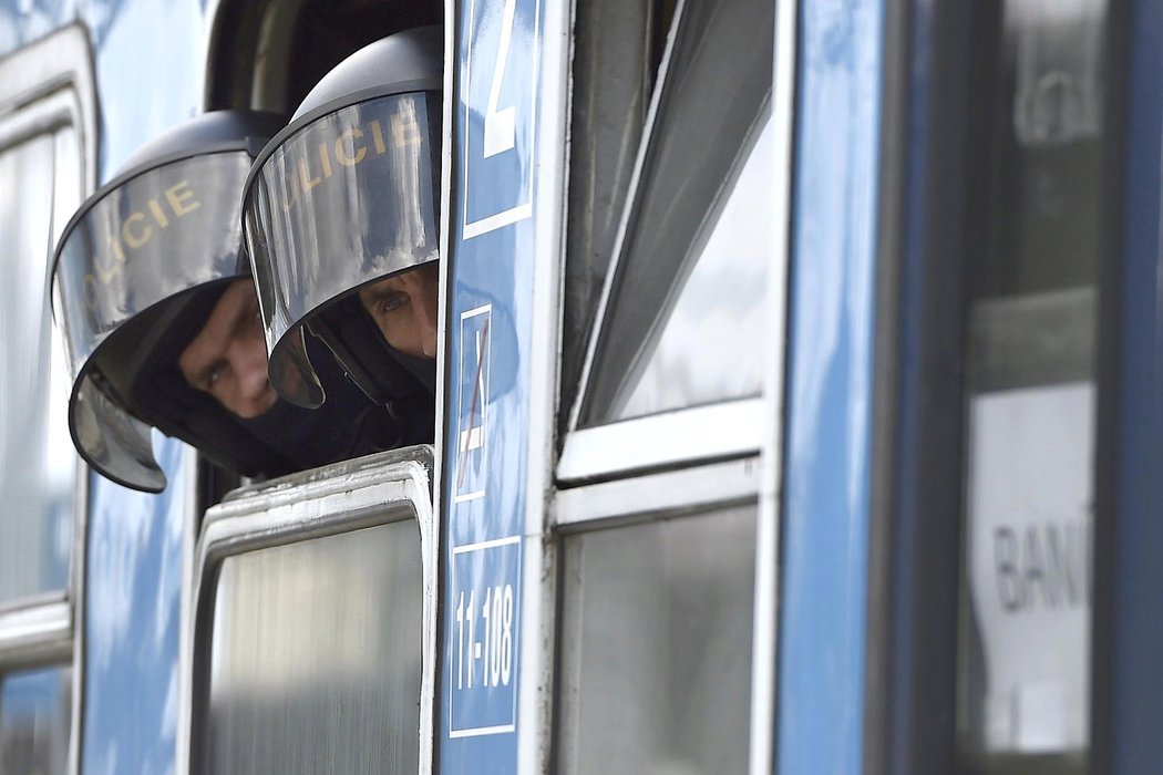 Pod dohledem policie dorazili fanoušci Baníku Ostrava vlakem na druholigové utkání do Znojma