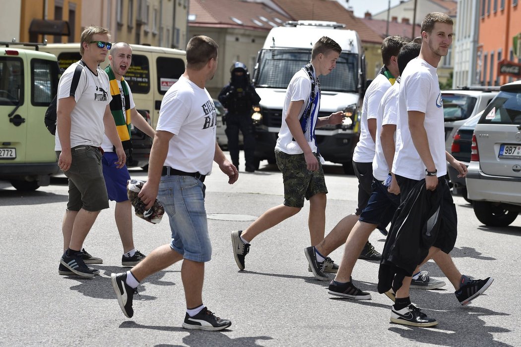 Fanoušci Baníku Ostrava po příjezdu do Znojma