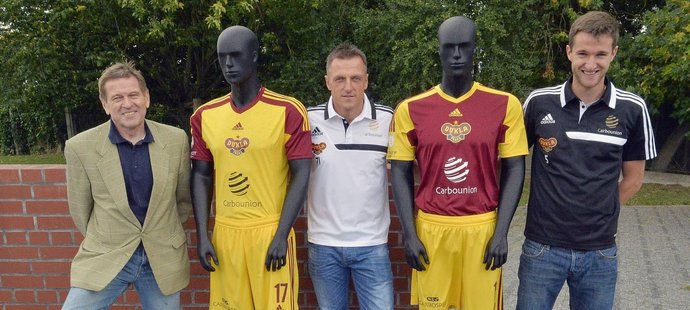 Fotbalisté Dukly představili nové dresy, poprvé si je oblečou při ligovém zápasu se Spartou
