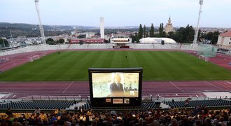 Jako v letním kině. Na Dukle se promítal film o klubové historii