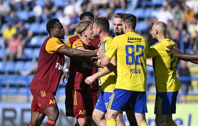 Šustr chtěl mluvit o rozhodčích. Nemohl... Ať řeknou, jestli byli dobří, vyzval kouč Dukly Šustr chtěl mluvit o rozhodčích. Nemohl... Ať řeknou, jestli byli dobří, vyzval kouč Dukly