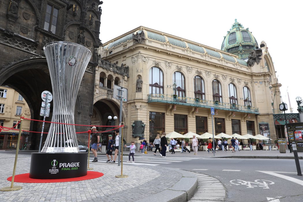 Replika trofeje pro vítěze Konferenční ligy je vystavená také v centru Prahy