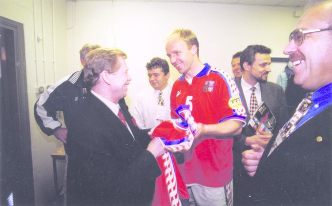 Václav Havel na finále EURO 96: Kdo jsou naši?! Mluvčí Špaček líčí historky z Wembley Václav Havel na finále EURO 96: Kdo jsou naši?! Mluvčí Špaček líčí historky z Wembley
