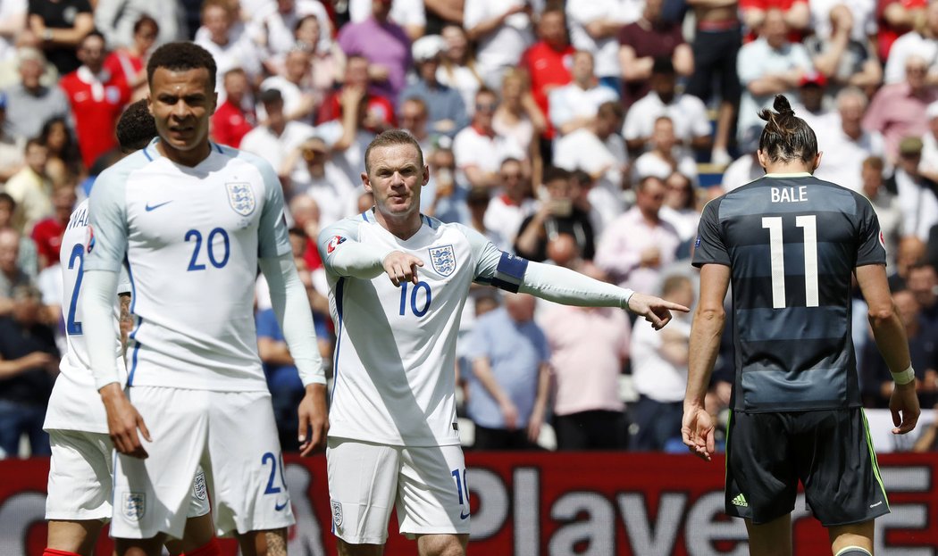 Největší hvězdy v akci. Za Anglii Wayne Rooney, za Wales Gareth Bale