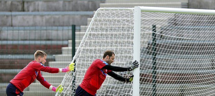 Brankáři Tomáš Vaclík a Petr Čech při tréninku po zápase se Španělskem